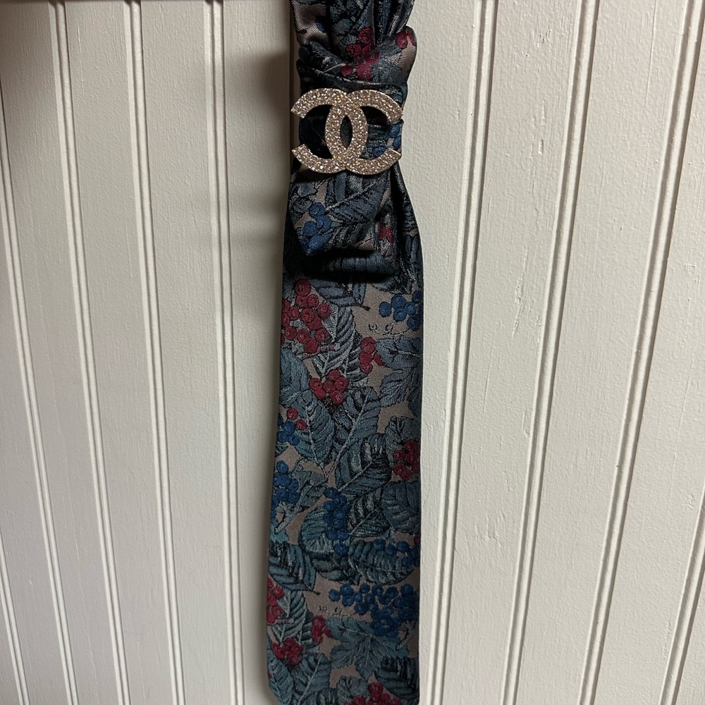 Oscar De La Renta Floral Tie with Gold CC Pin